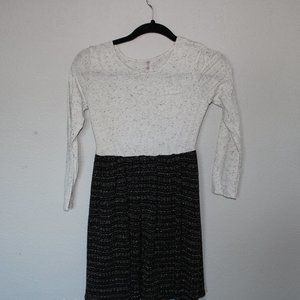 Long sleeve dress with a pocket on the front